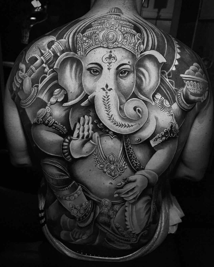 Tatuaje espalda realista de elefante Hindú