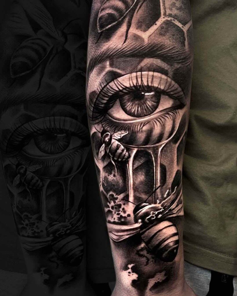 Tatuaje brazo y pierna realista en blanco y negro dark de ojo llorando