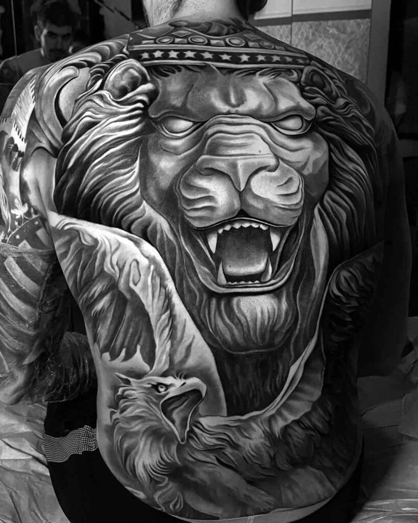 Tatuaje espalda realista en blanco y negro dark leon