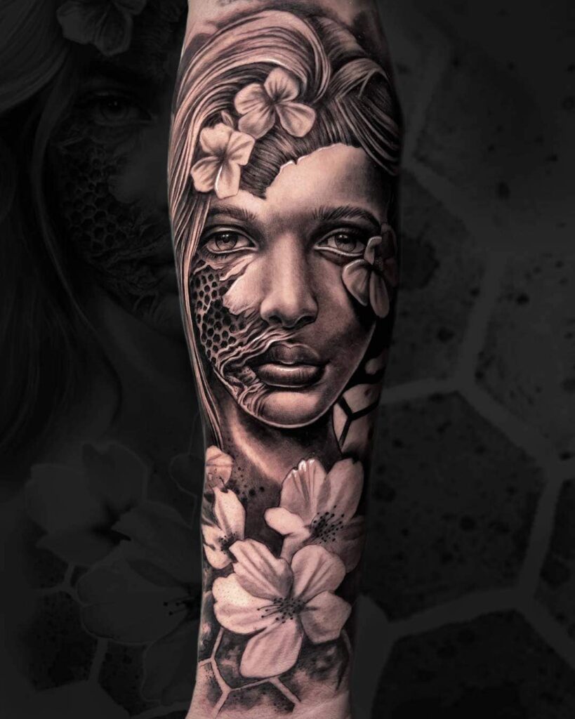 Tatuaje brazo realista en blanco y negro dark de mujer