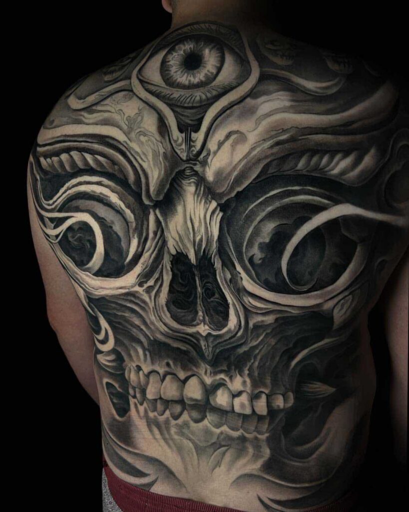 Tatuaje espalda realista en blanco y negro dark calavera