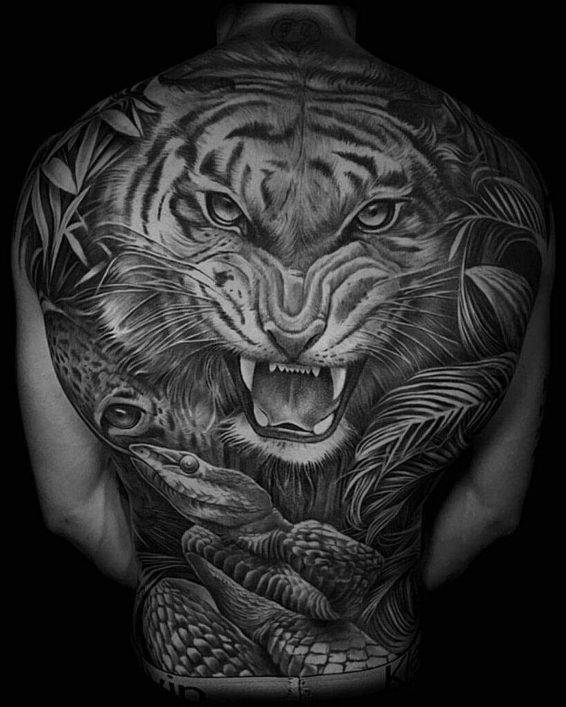 Tatuaje espalda realista en blanco y negro dark trigre