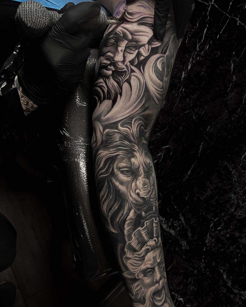 Tatuaje brazo realista en blanco y negro dark seres mitológicos y león