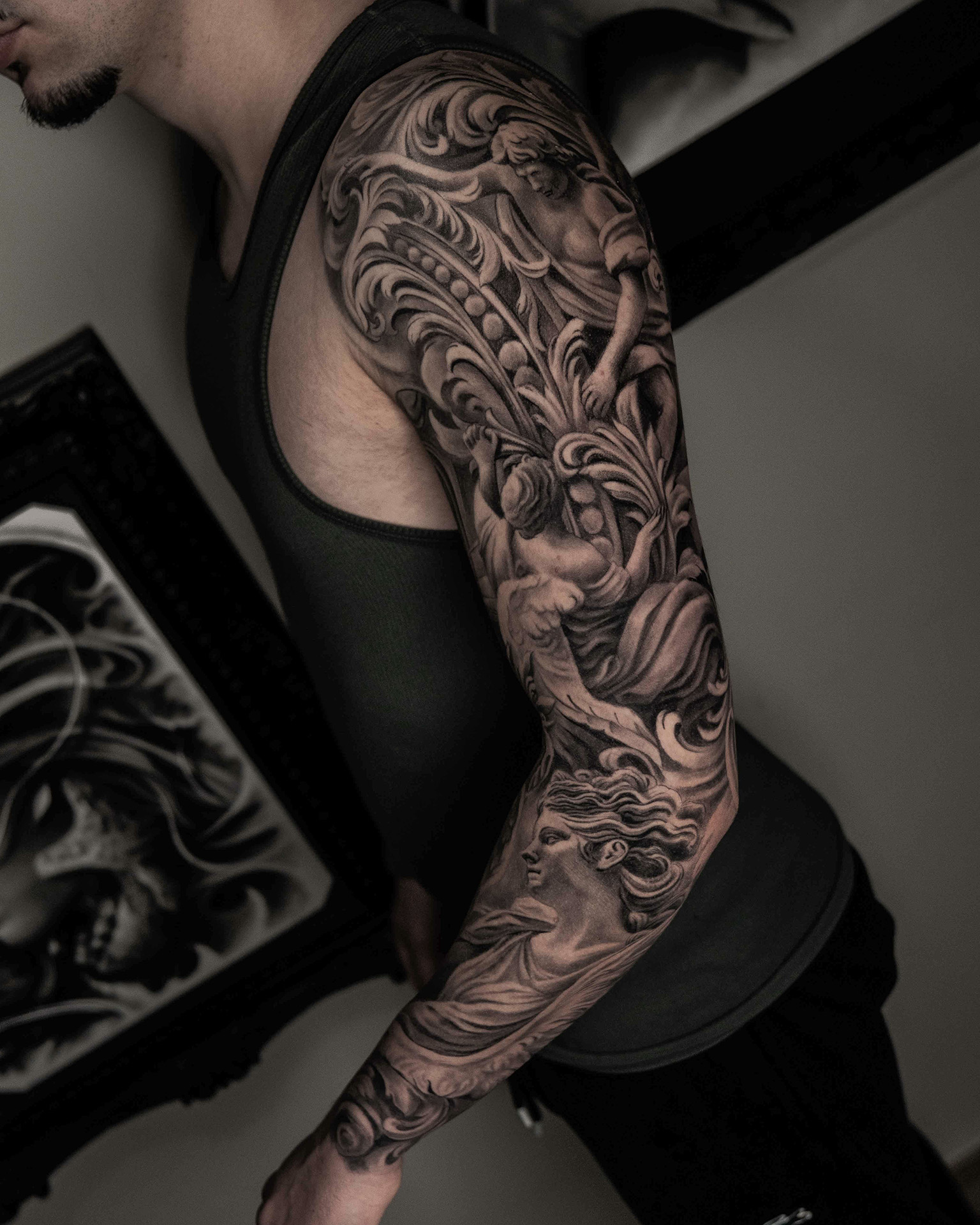 Pablo Art Tatuaje de gran formato en Valencia. Brazo y pecho realista en blanco y negro