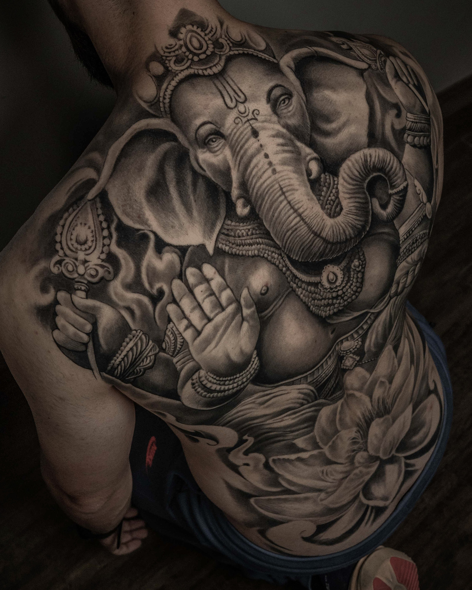 Pablo Art Tatuaje de gran formato en Valencia. espalda realista en blanco y negro