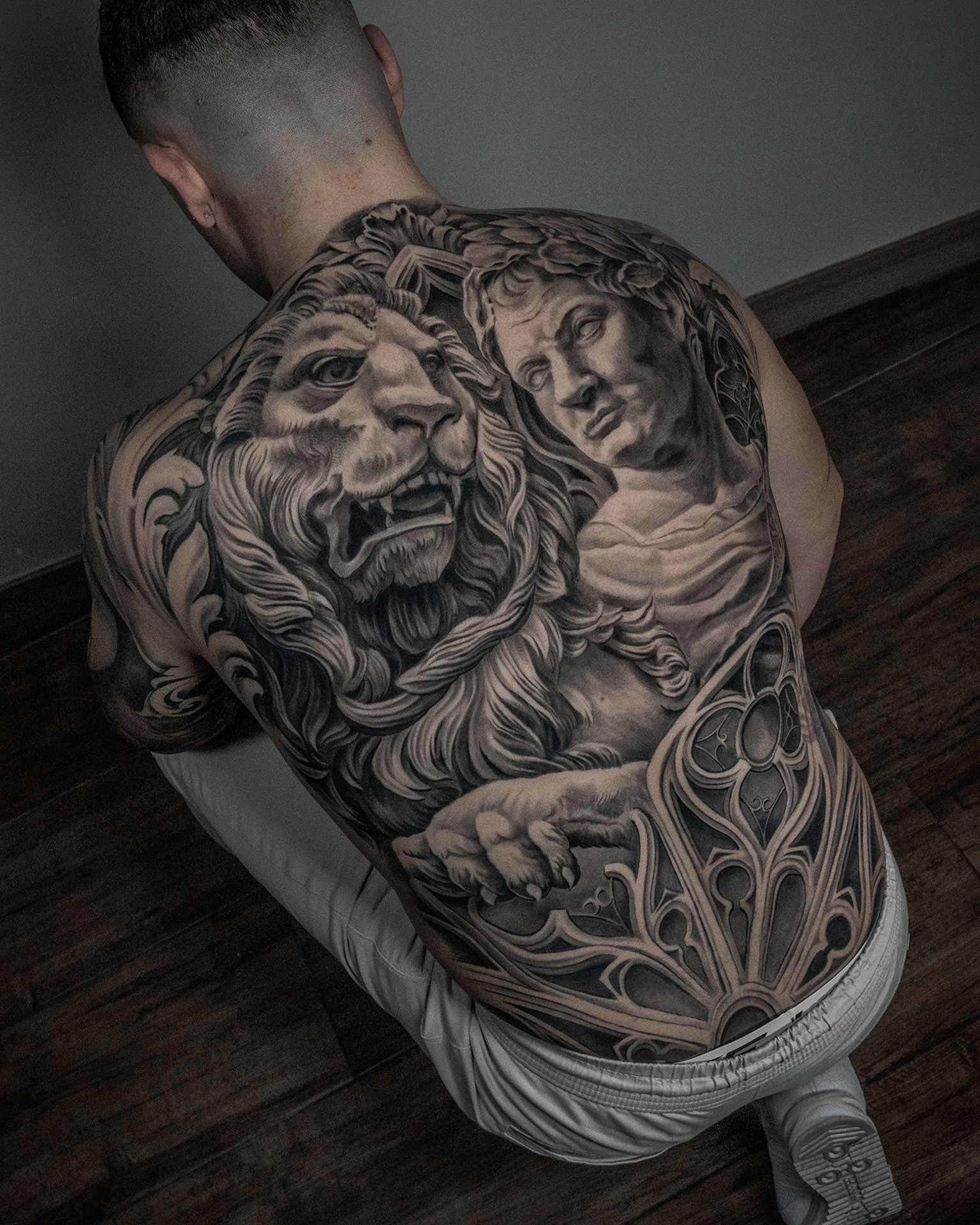 Pablo Art Tatuaje de gran formato en Valencia. espalda realista en blanco y negro