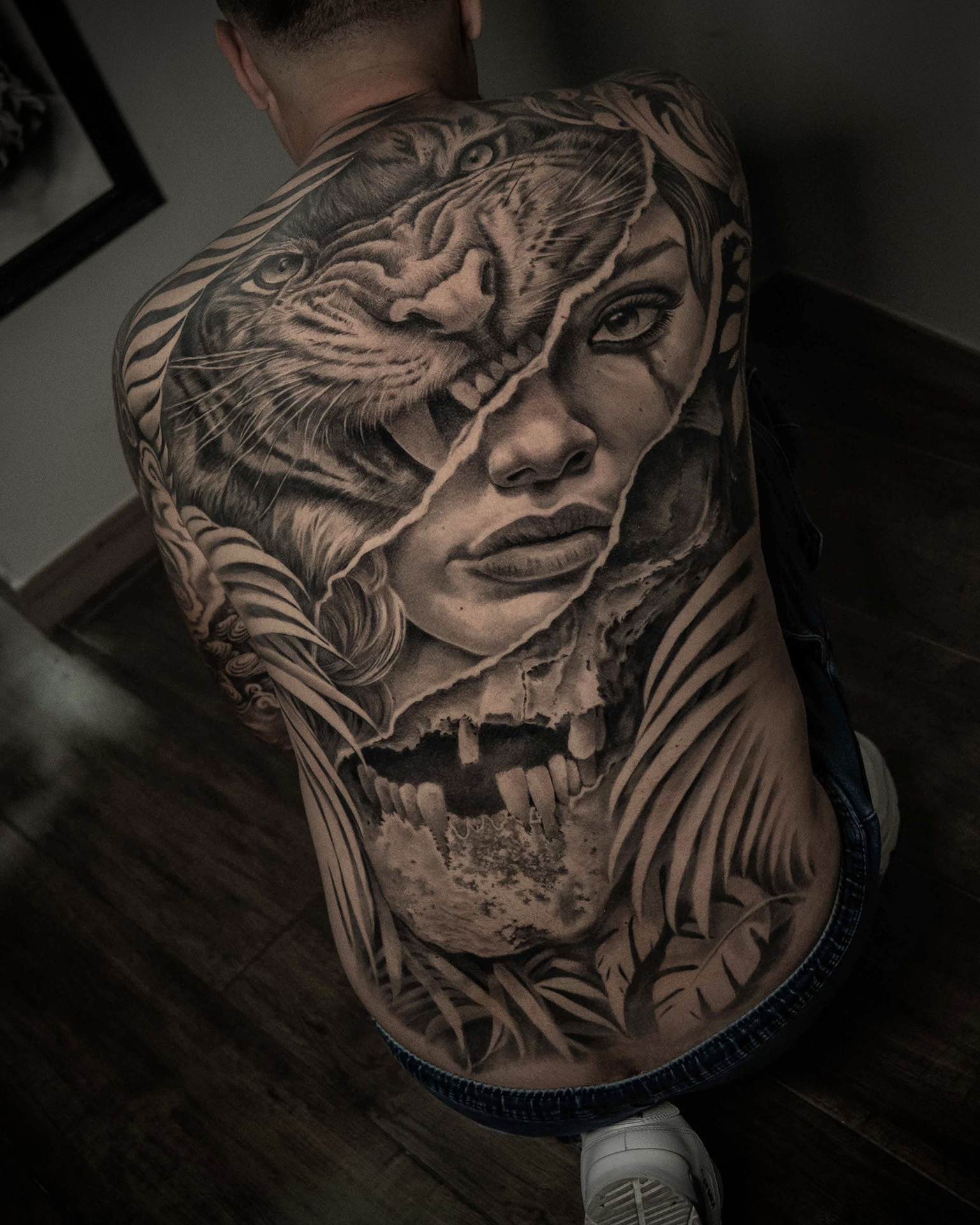 Pablo Art Tatuaje de gran formato en Valencia. espalda realista en blanco y negro