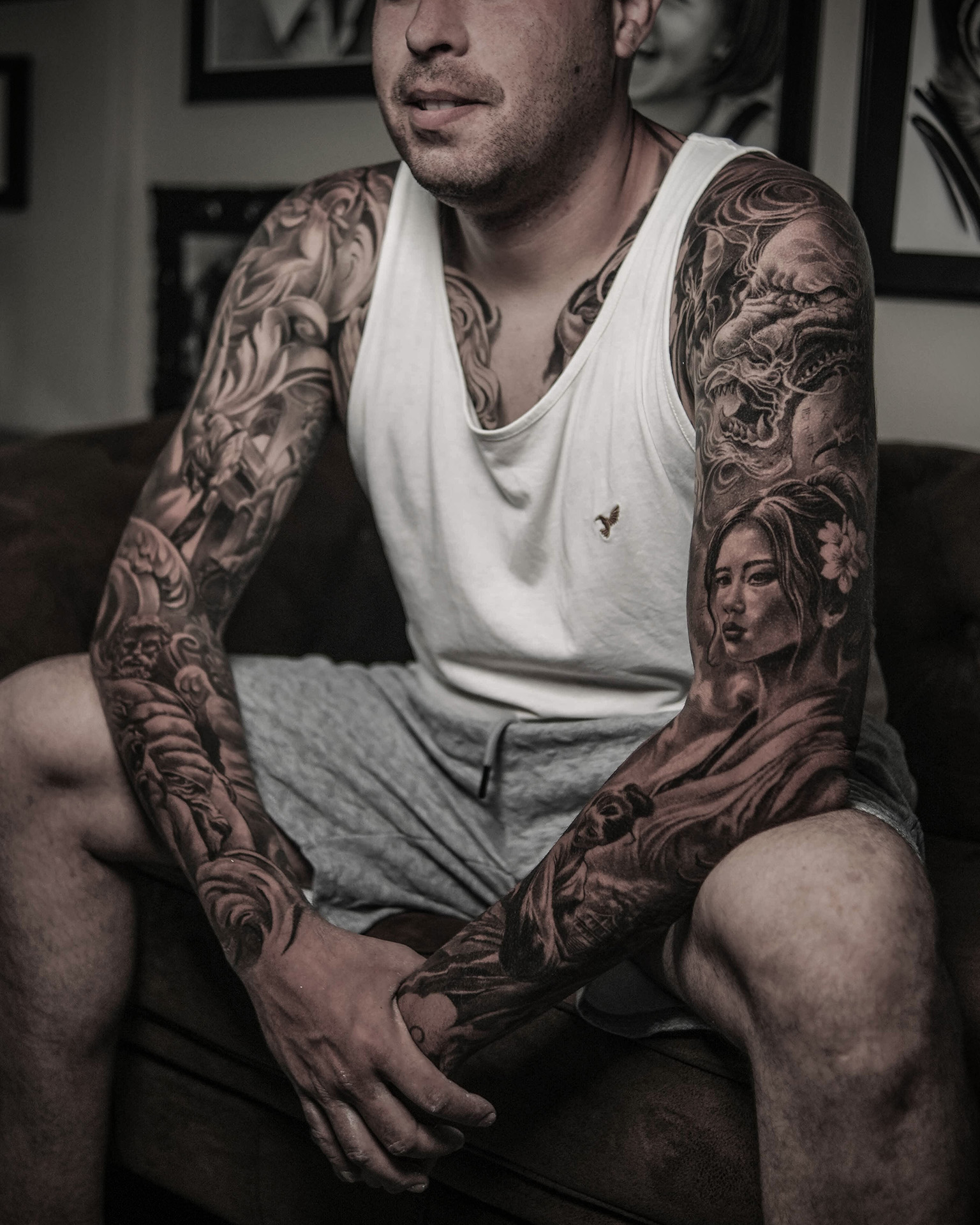 Pablo Art Tatuaje de gran formato en Valencia. Brazo y pecho realista en blanco y negro
