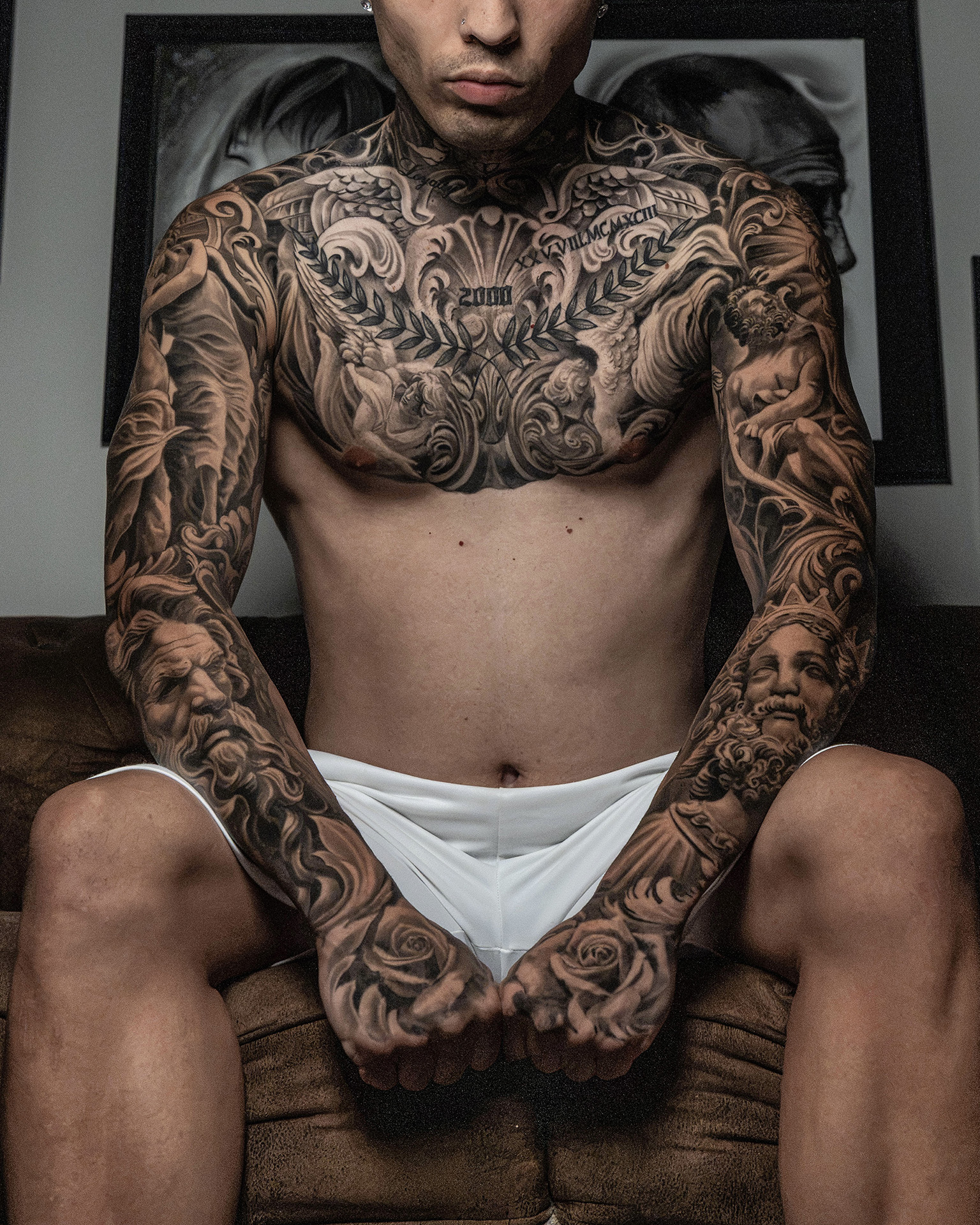 Pablo Art Tatuaje de gran formato en Valencia. Brazo y pecho realista en blanco y negro